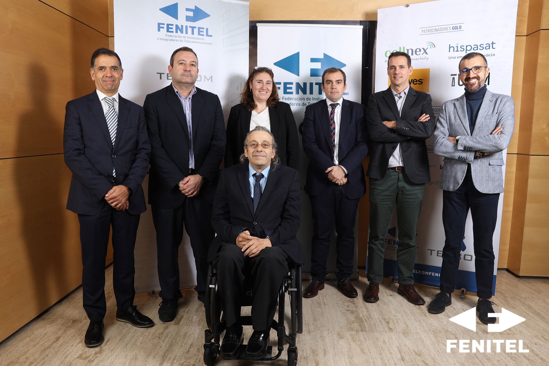 Foto de todo los participantes en la mesa