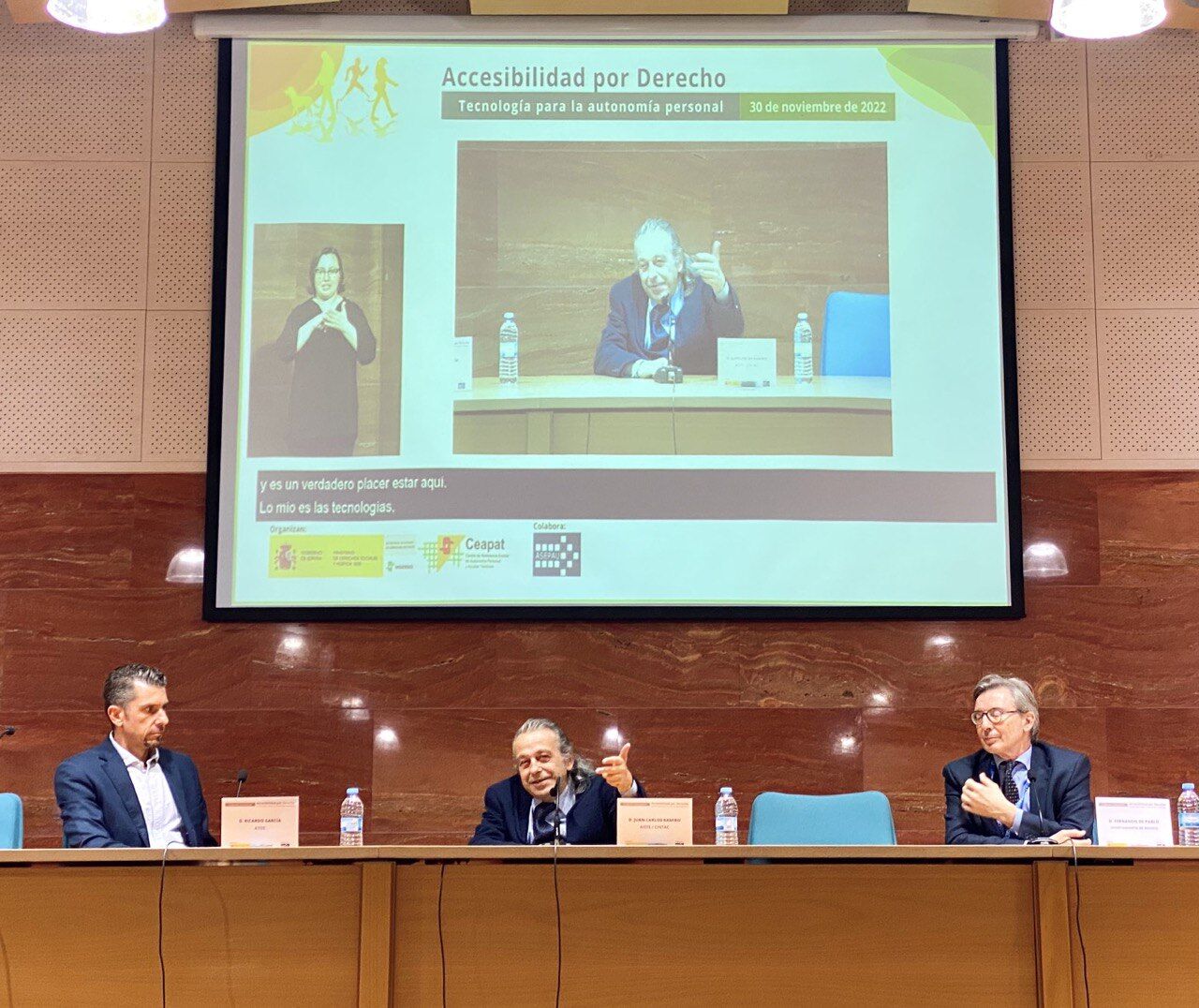 Juan Carlos Ramiro y los participantes en la mesa