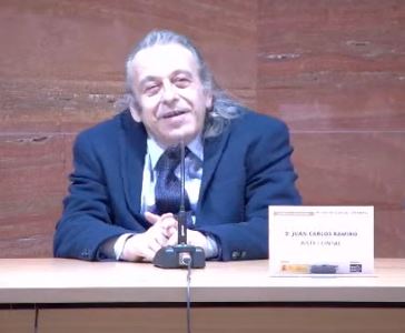 Juan Carlos Ramiro moderando la mesa redonda
