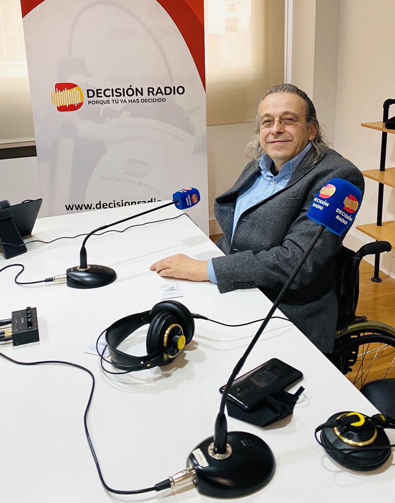 Foto de Juan Car,os Ramiro en el estudio de grabacin