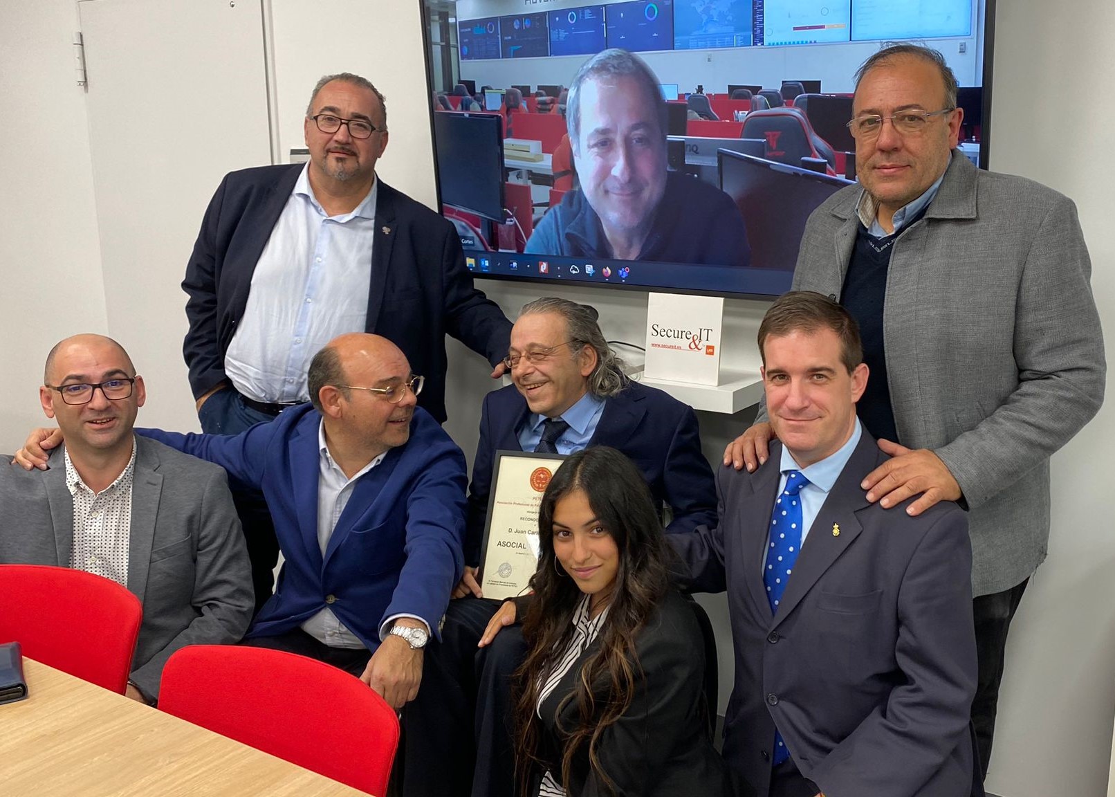 Juan Carlos Ramiro con la junta de PETEC