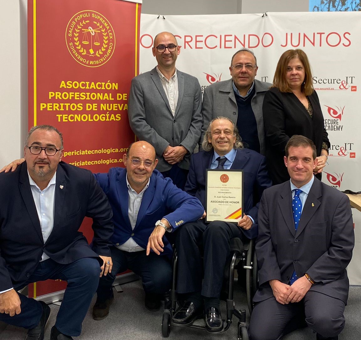 Juan Carlos Ramiro con la Junta de PETEC