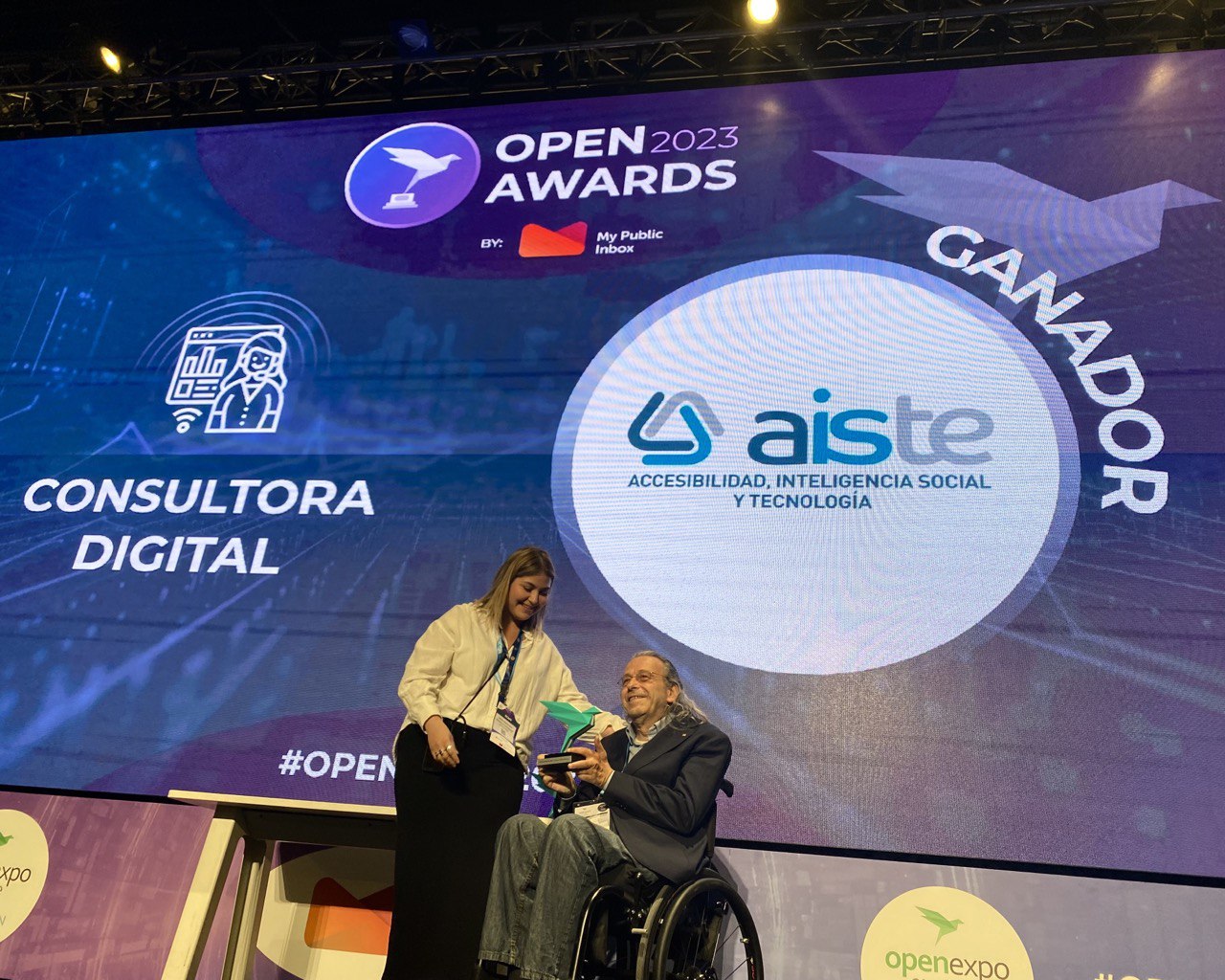 Juan Carlos recibiendo el premio