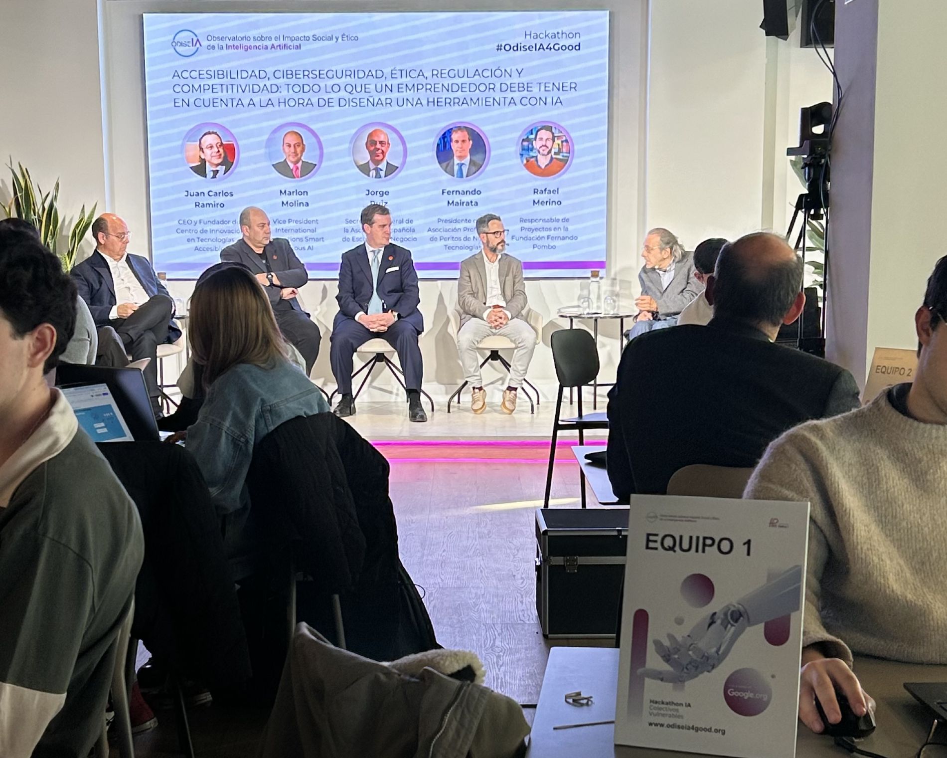 Mesa redonda en la que aparecen los ponentes