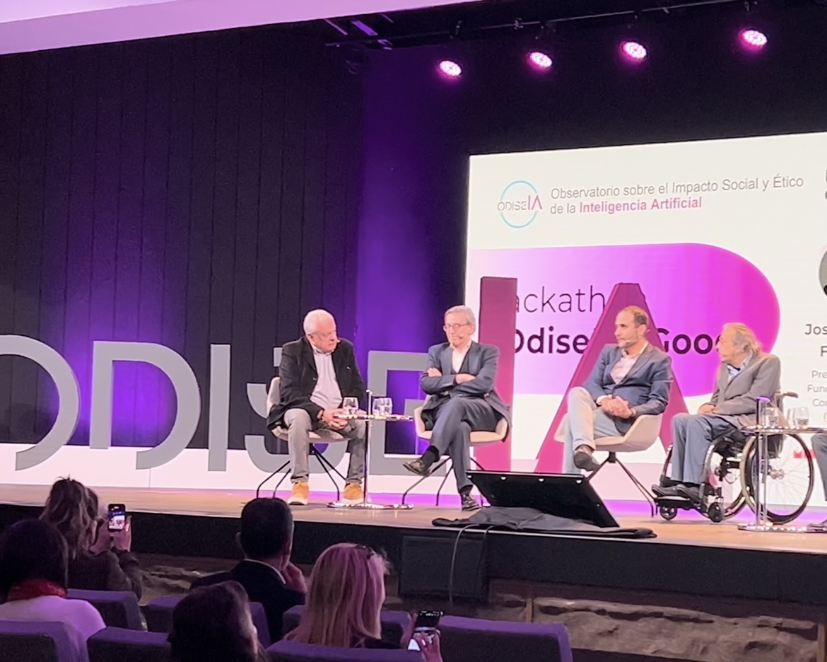 Mesa redonda en la que aparecen los ponentes