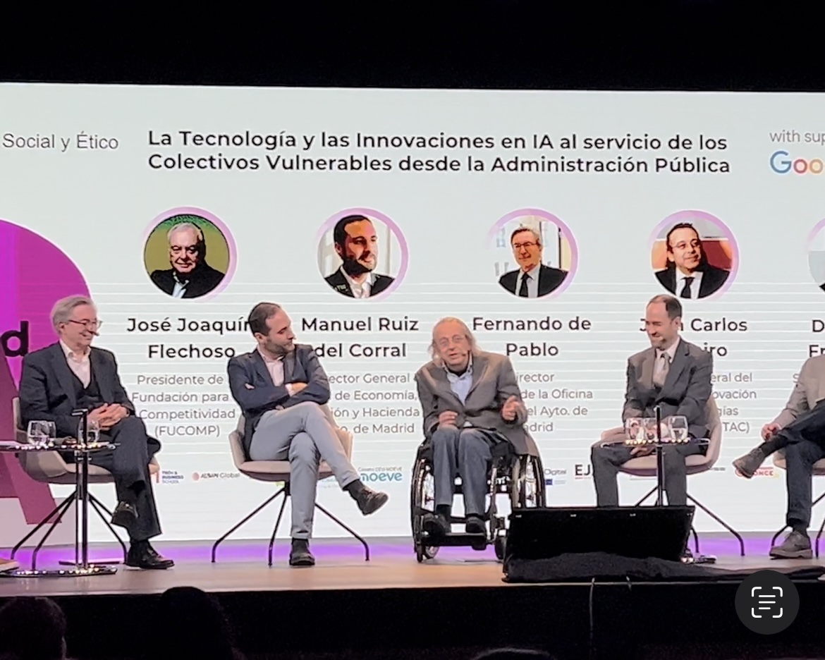 Mesa redonda en la que aparecen los ponentes