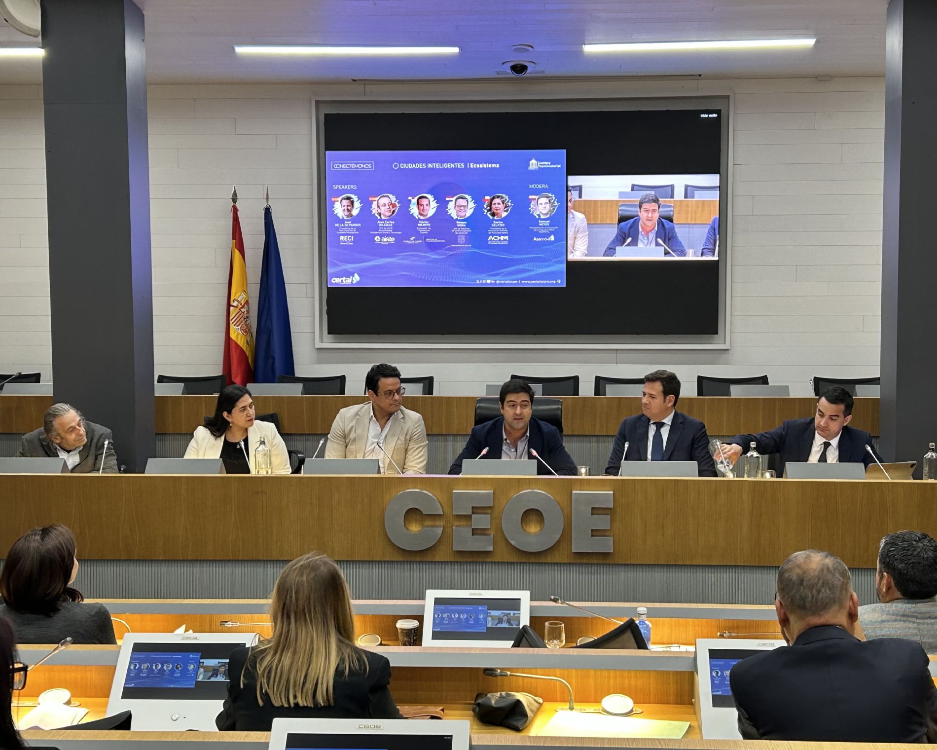 Mesa redonda en la que aparecen los ponentes