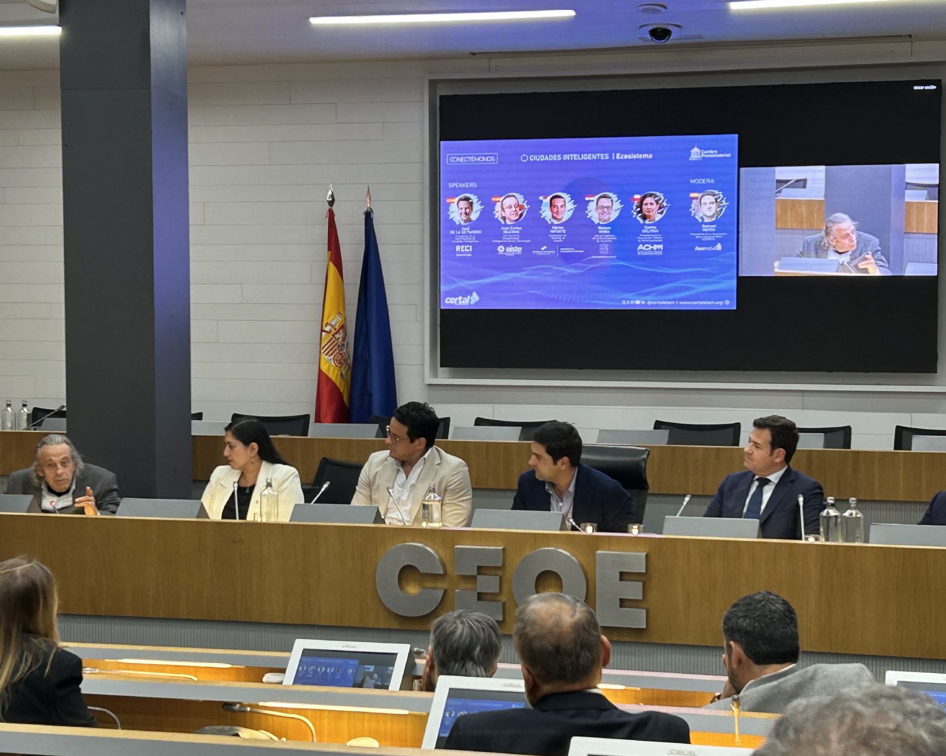 Mesa redonda en la que aparecen los ponentes
