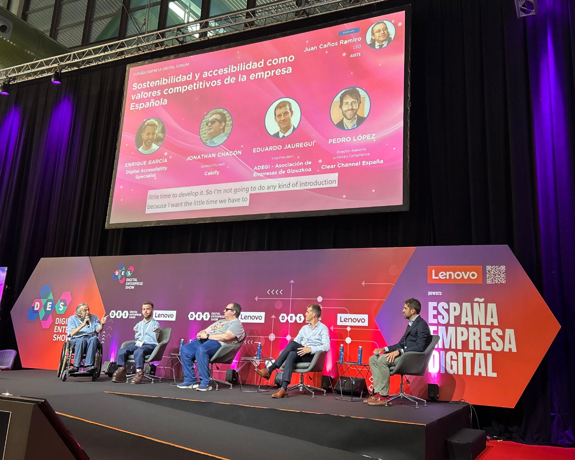 Mesa redonda en la que aparecen los ponentes