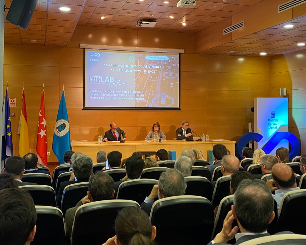 Los participantes en el escenario durante la presentacin