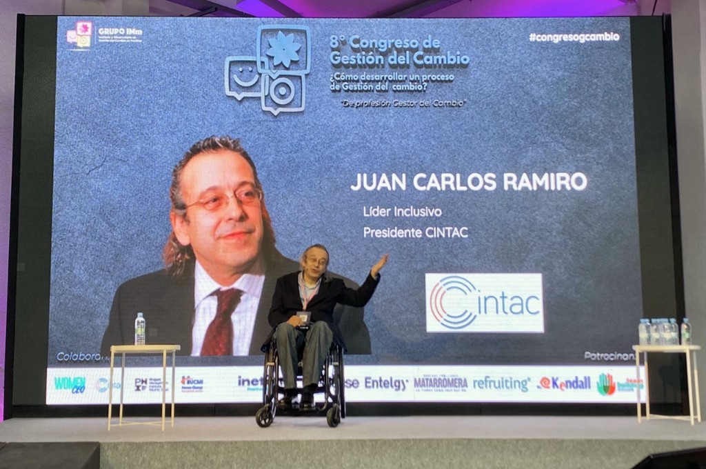 Juan Carlos Ramiro presentando su ponencia