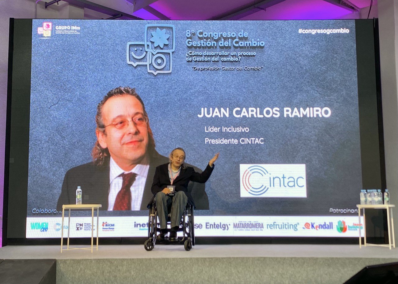 Juan Carlos Ramiro presentando su ponencia